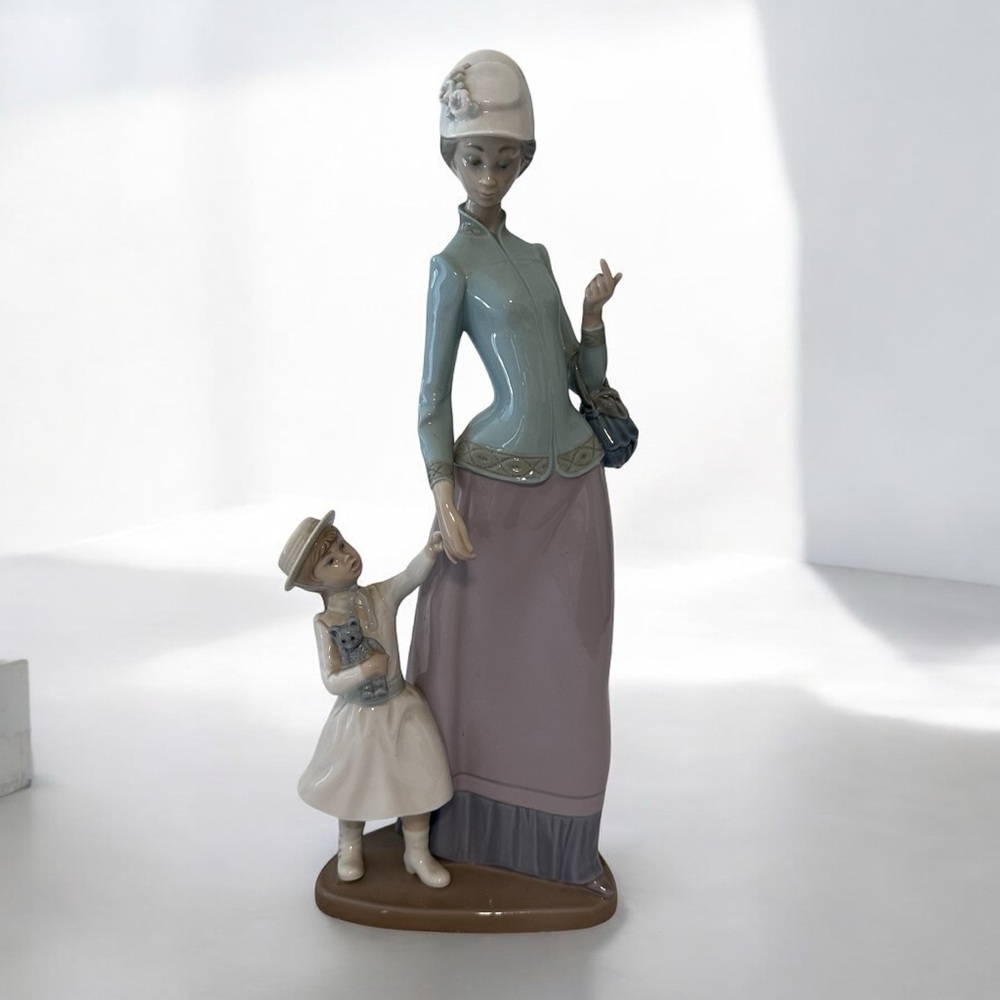 Elegant Lladro 1353 "Homecoming" Porcelain Figure - Mother and Child